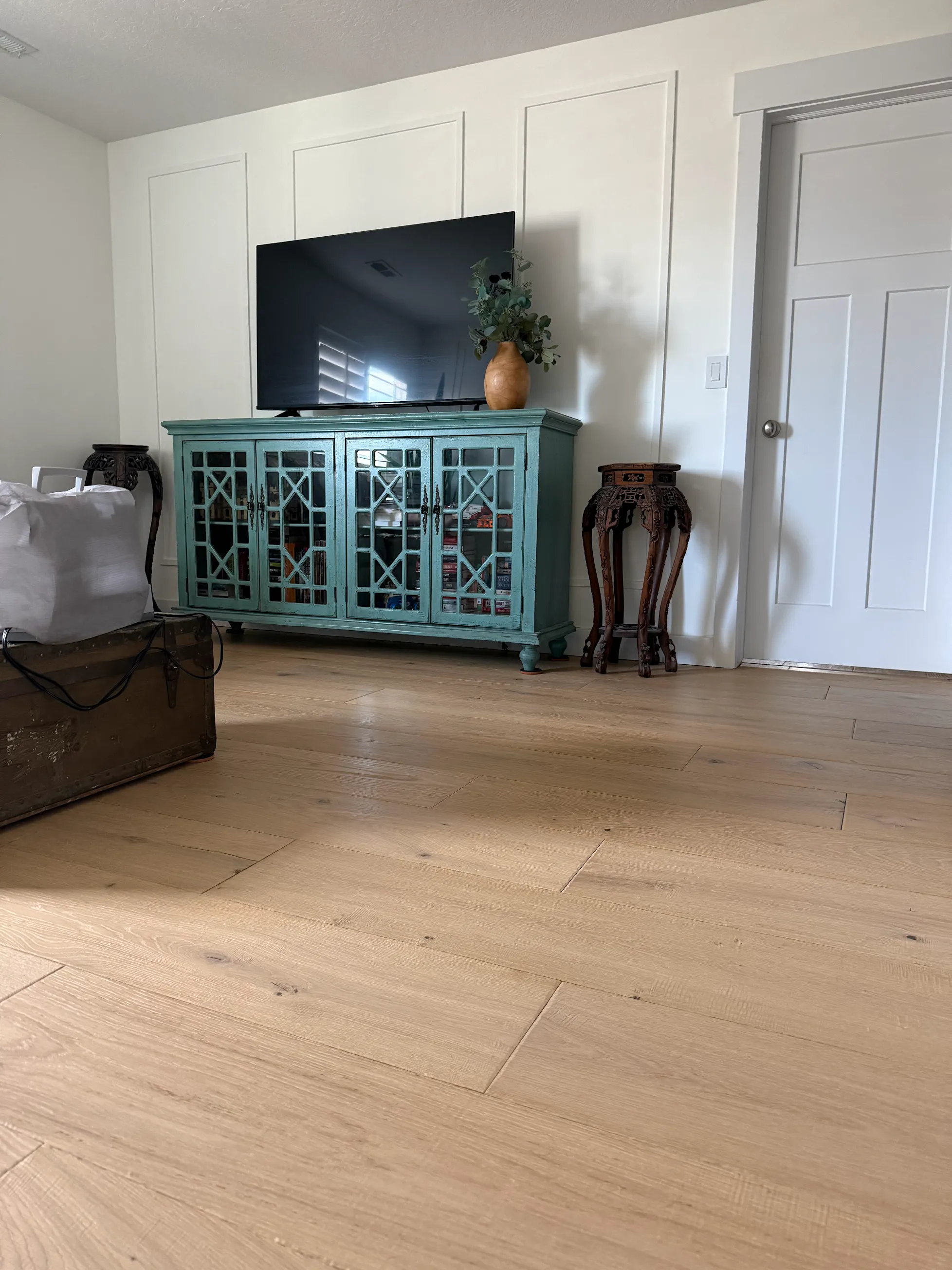 Modern kitchen with seamless European White Oak flooring